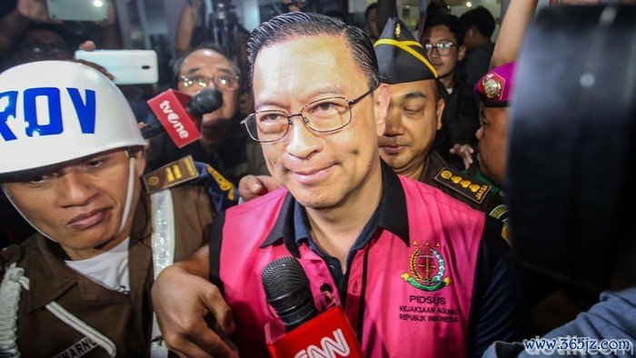 Menteri perdagangan tahun 2015-2016 Tom Lembong saat dibawa ke mobil tahanan di Kejaksaan Agung, Jakarta, Selasa (29/10/2024). Tom Lembong ditetapkan sebagai tersangka kasus impor gula.