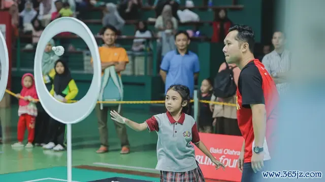 Salah satu lomba dalam Festival SenengMinton 2024 Seri 2 yakni throwing the shuttlecock atau melempar kok ke dalam lubang target. (istimewa)